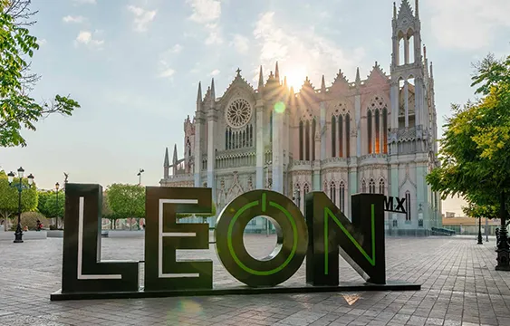 Letras de León frente al Templo Expiatorio